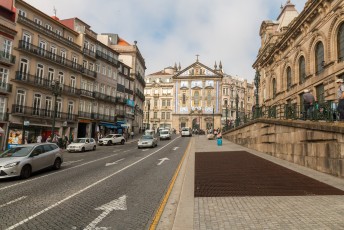 Rechts het treinstation São Bento en in het midden de Saint Anthony's Church Congregados.