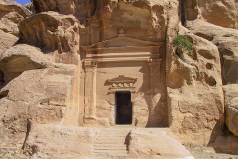 Ook in klein Petra bekeken we de vele in de rotsen uitgehakte grafkamers.....