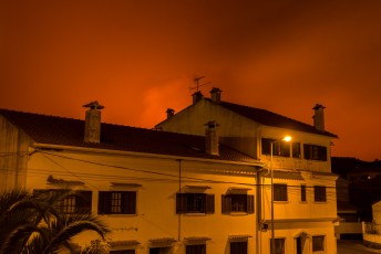 Ik sliep een paar dagen in Foz do Arelho. 's Avonds kwamen de bosbranden wel heel dichtbij.