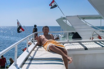 Tussen de duiken door chillen Olek, mijn buddy voor die dag, en ik achter op de boot.