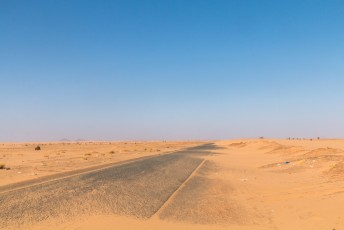 De wegen in Mauritanië moeten continue worden schoon geveegd.