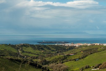 Na mijn bezoekje aan Gibraltar reed ik naar Tarifa vanwaar de ferry naar Marokko vertrekt. Je ziet de Afrikaanse kust al lonken in de verte.