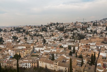 Het uitzicht vanuit de Alcazaba over de oude Moorse wijk Albaicín.