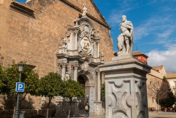Voor die parochie staat dit standbeeld van Carlos V op het Plaza de la Universidad.