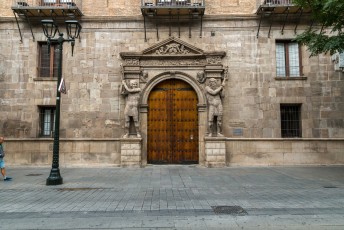 De ingang van El Palacio de los Condes de Morata. Een enorm paleis uit de 16de eeuw voor de onderkoning Pedro Martínez de Luna.
