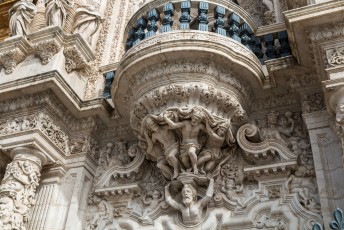 De ingang is typisch Churrigueresque. Dat is een specifieke Spaanse Barok stijl. Wist ik ook niet, maar wikipedia zegt dat.