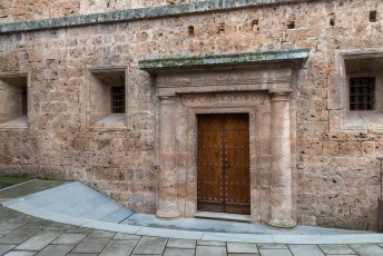 Het achterdeurtje van het paleis met de naam van Carlos V er boven.