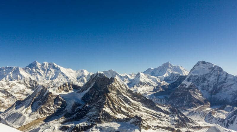 l.t.r. Everest, Lhotse, Peak 41, Baruntse, Peak 6770, Makalu and Chamlang. View from Mera Peak. Photo https://www.edvervanzijnbed.nl/en/