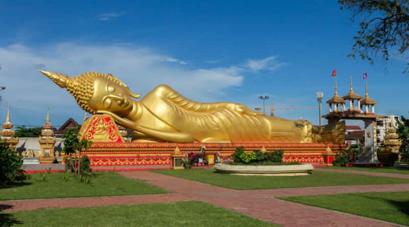 Pha That Luang temple where Bhudda sleeps unworried because Mr. Bot and Cher take care of his car - photo from www.edvervanzijnbed.nl/en/