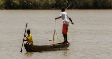 Fishermen on the Gambia river. Picture from the post 'out of the goodness of my heart' from www.edvervanzijnbed.nl/en/